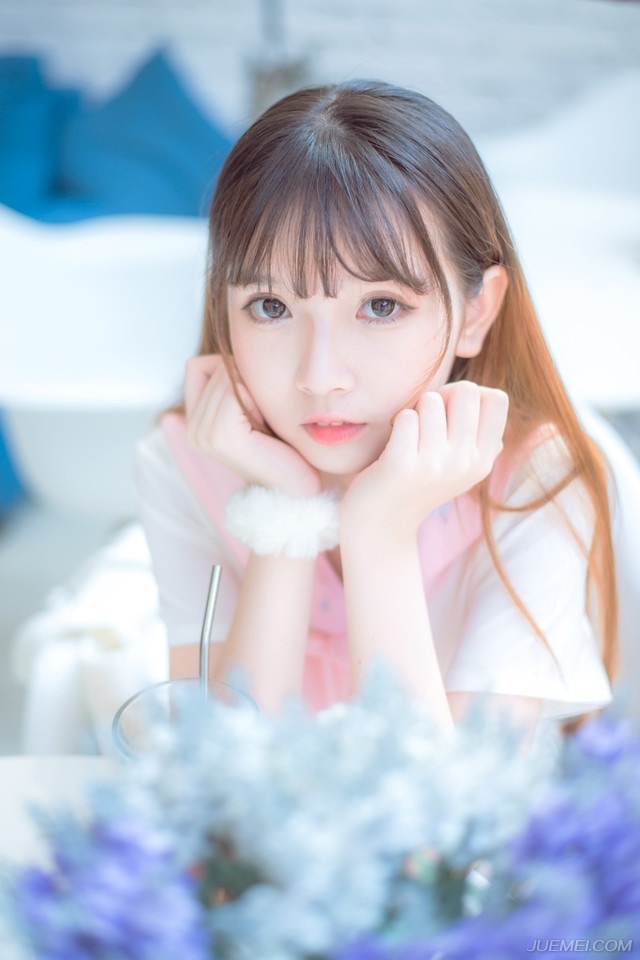 “何人在外面！？”房间里的欢好之声停下来，刘璋有些恼怒的声音响起。